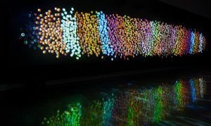 Daniel Canogar explora la complejidad del mundo digital a través de basura informática que él convierte en expresión artística y trascendente.