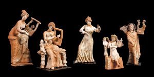 La Obra Social la Caixa y el Museo del Louvre presentan Músicas de la Antigüedad, una exposición fabulosa con 373 piezas e instrumentos musicales antiguos.
