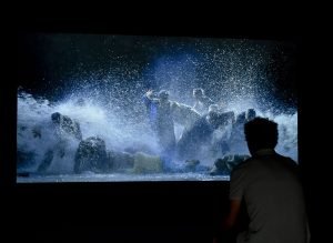 La exposición reúne veinte trabajos, con instalaciones como Mother’s Day de Smadar Dreyfus o The Raft de Bill Viola, que agitan el espectador y aportan miradas diversas sobre las contradicciones de la sociedad contemporánea