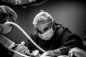 El doctor Rabadán realizando una mastectomía. Exposición Corresponsales de guerra en el cáncer de mama. CaixaForum Madrid.