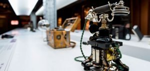 Teléfonos antiguos en la exposición Historia de las Telecomunicaciones en el Espacio Fundación Telefónica