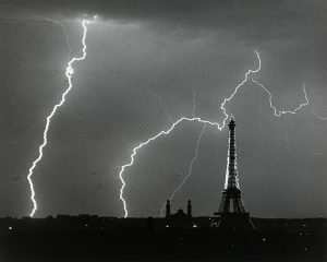 Vida Urbana París, en verano, una tarde de tormenta 1925