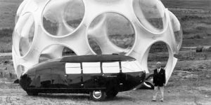 Buckminster Fuller ante el Dymaxion Car y el Fly´s Eye Dome durante su 85 aniversario en Aspen, 1980. © Roger White Stoller