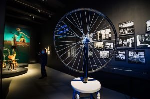 Objetos de deseo. Surrealismo y diseño, 1924-2020 lleva a CaixaForum Madrid obras de artistas como Salvador Dalí, Man Ray o Lee Miller.