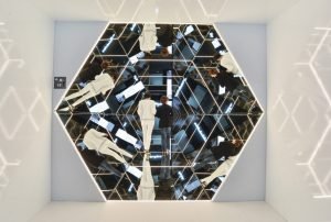 En la exposición Espejos, dentro y fuera de la realidad un caleidoscopio construido a escala humana permitirá al público pasar al otro lado del espejo.