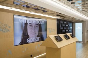 La Fundación la Caixa pone en marcha LabEmprende, un bus interactivo para aprender a emprender