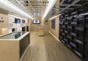 LabEmprende es un laboratorio móvil e interactivo que ofrece actividades para aprender el concepto de emprendimiento y las características y valores de una actitud emprendedora, de forma directa y experiencial.