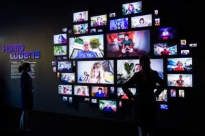 La exposición Homo Ludens. Videojuegos para entender el presente se podrá visitar en CaixaForum Madrid hasta el 31 de octubre.