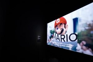 Homo Ludens propone una mirada antropológica a los videojuegos, un fenómeno cultural, estético y artístico esencial en la cultura de masas contemporánea.