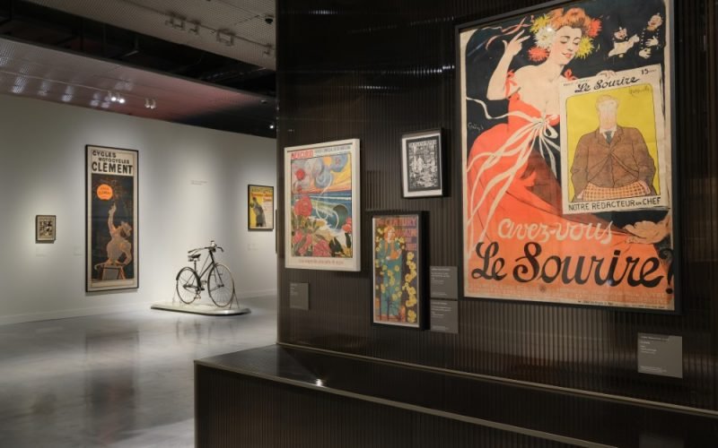Carteles de la vida moderna, en el centro cultural «la Caixa» de Sevilla