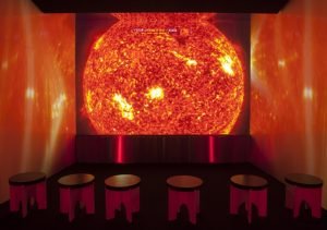Imagen de la experiencia inmersiva en la exposición El Sol. ©Science Museum Photo Studio – Jennie Hills.
