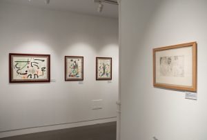 Vista de una de las salas de la exposición "Dalí, Picasso, Miró" en la Fundación Cajasol