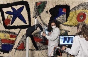 El tapiz de la Caixa de Miró, restaurado a la vista del público