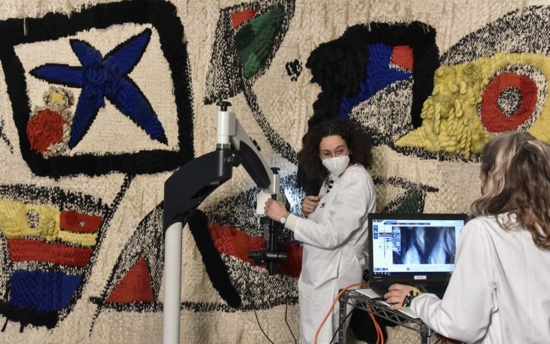 El tapiz de la Caixa de Miró, restaurado a la vista del público