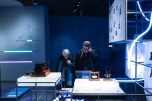 Fundación Telefónica celebra el centenario con 'Exponencial. De analógicos a digitales'