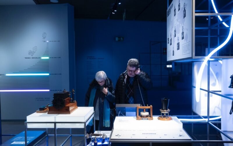 Fundación Telefónica celebra el centenario con ‘Exponencial. De analógicos a digitales’